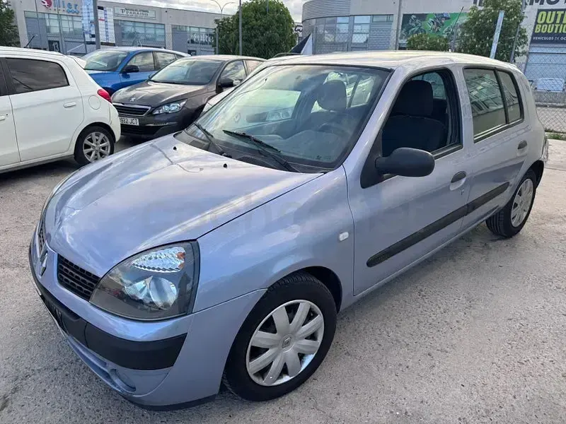Usado Renault Clio II Campus 65 CV (47 kW) 2004 Gris / plata Berlina