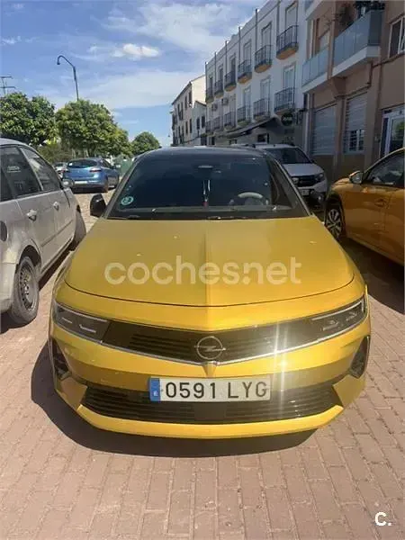 Usado Opel Astra Ultimate 130 CV (95 kW) 2022 Amarillo Utilitario
