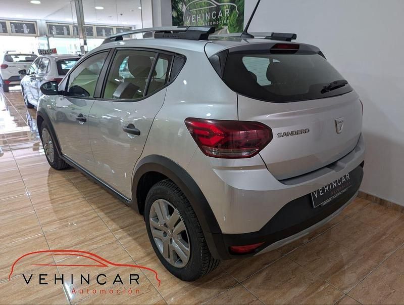 Usado Dacia Sandero Comfort 91 CV (66 kW) 2022 Gris / plata Utilitario