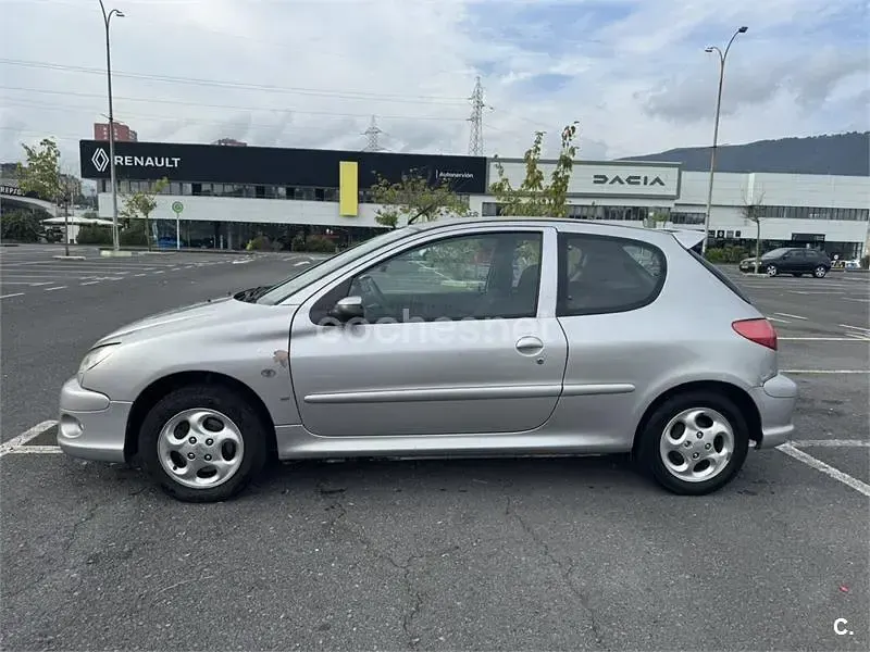 Usado Peugeot 206 90 CV (66 kW) 2000 Gris / plata Berlina