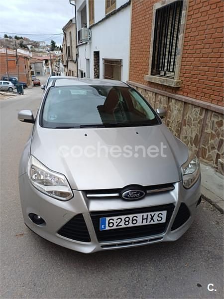 Usado Ford Focus Trend 115 CV (84 kW) 2012 Gris / plata Berlina