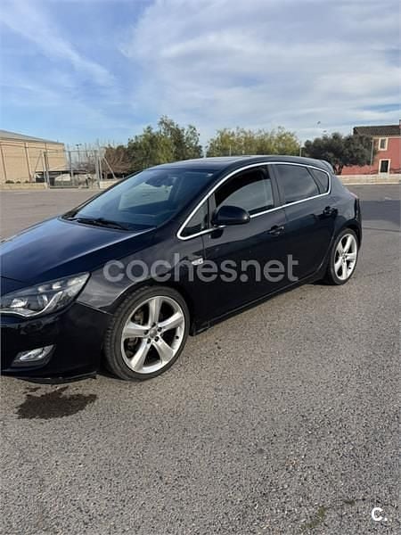 Usado Opel Astra Sport 165 CV (121 kW) 2011 Negro Berlina