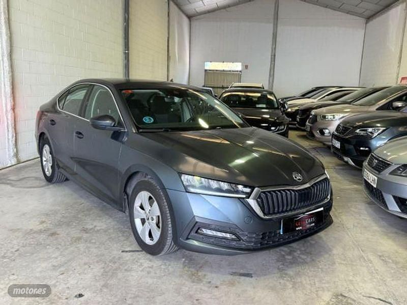 Gris / plata Usado 2021 Skoda Octavia Ambition Berlina | 16.280 € (Precio justo) - Imagen 1/4