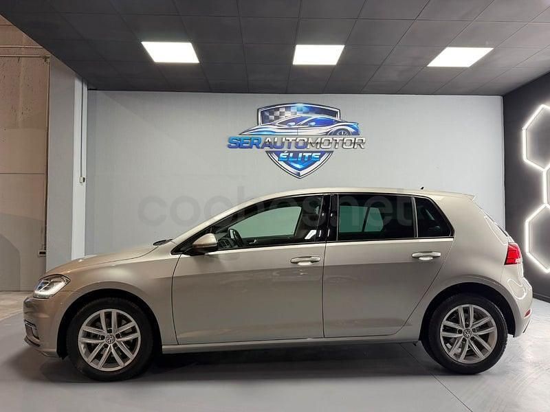 Usado VW Golf VII Advance 115 HP (84 kW) 2020 Cinzento Sedan