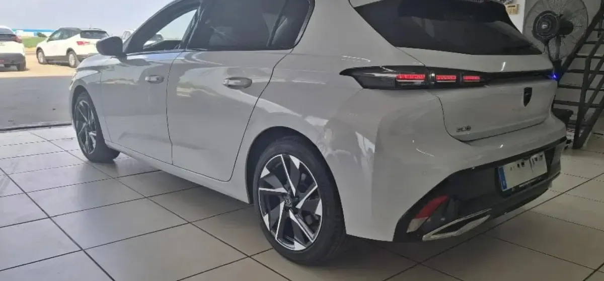 Usado Peugeot 308 Allure 131 CV (96 kW) 2024 Pintura blanca okenite Berlina