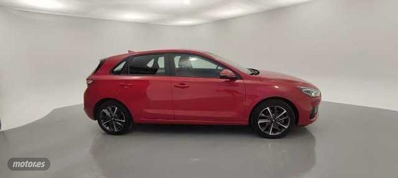 Usado Hyundai i30 110 CV (80 kW) 2024 Rojo Berlina