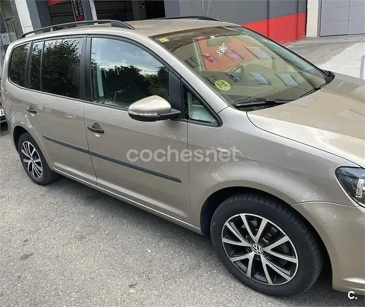 Usado VW Touran Advance 105 CV (77 kW) 2015 Beige Monovolumen