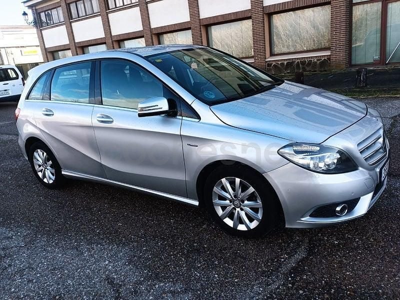 Usado Mercedes B180 116 CV (85 kW) 2012 Gris / plata Monovolumen