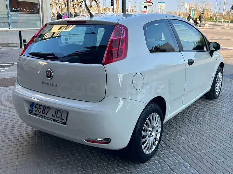 Usado Fiat Punto Pop 69 CV (50 kW) 2015 Blanco Utilitario
