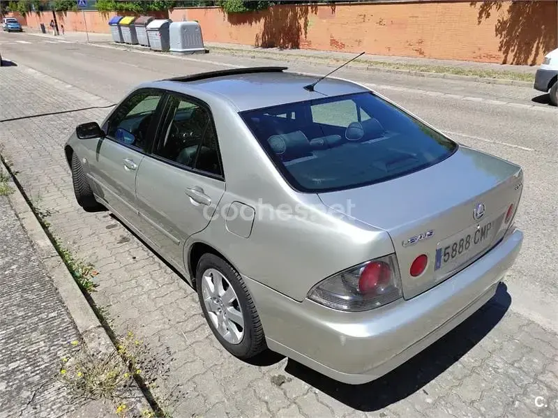 Usado Lexus IS200 155 CV (114 kW) 2003 Gris / plata Berlina