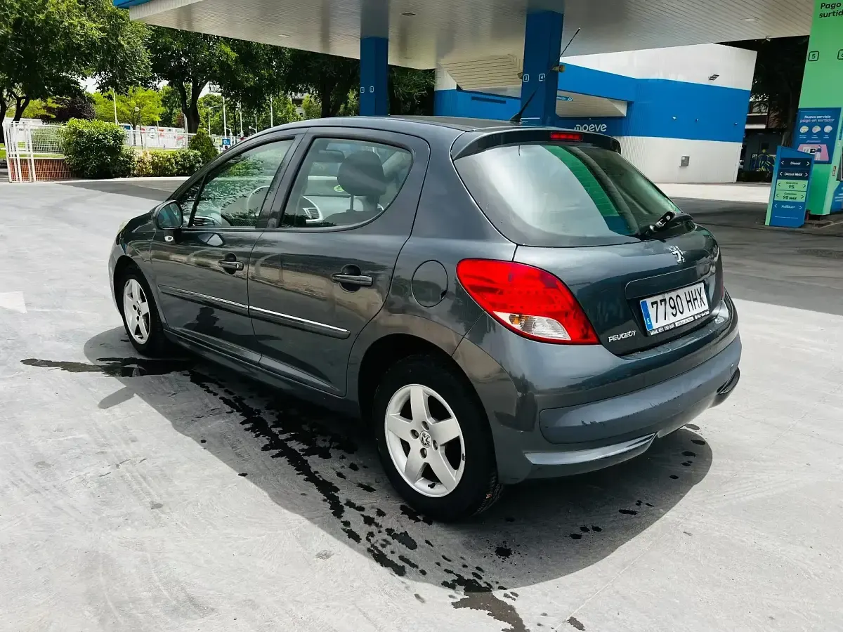Usado Peugeot 207 Active 92 CV (67 kW) 2012 Gris Utilitario