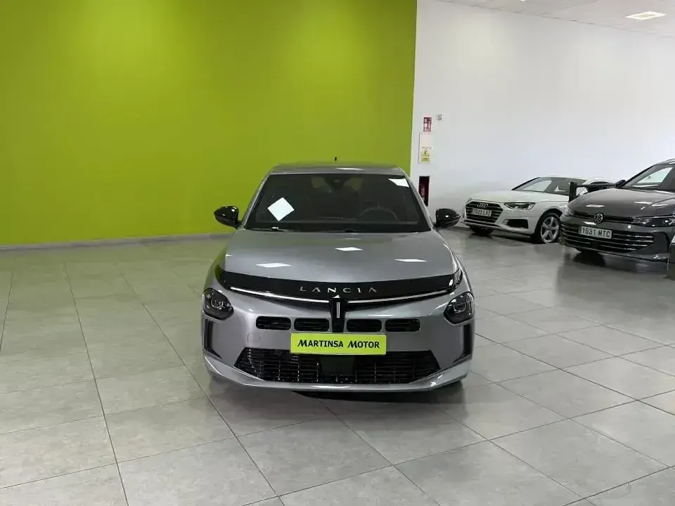 Usado Lancia Ypsilon 100 CV (73 kW) 2025 Gris Utilitario