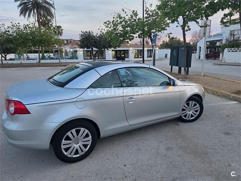 Usado VW Eos 140 CV (102 kW) 2007 Gris / plata Descapotable
