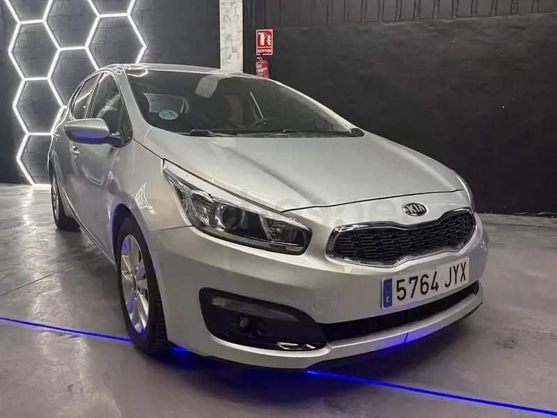 Usado Kia Ceed GT 136 CV (100 kW) 2017 Gris / plata Berlina