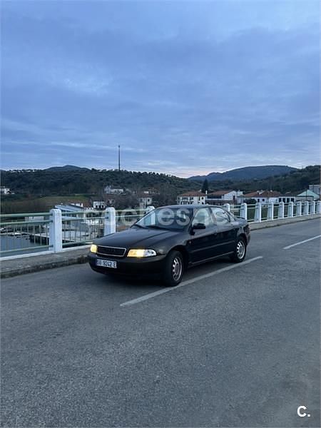 Usado Audi A4 150 CV (110 kW) 1996 Negro Familiar