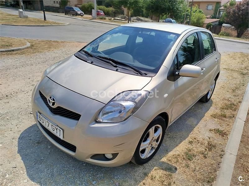Beige Usado 2010 Toyota Yaris Berlina | 4500 € (Precio justo) - Imagen 1/4