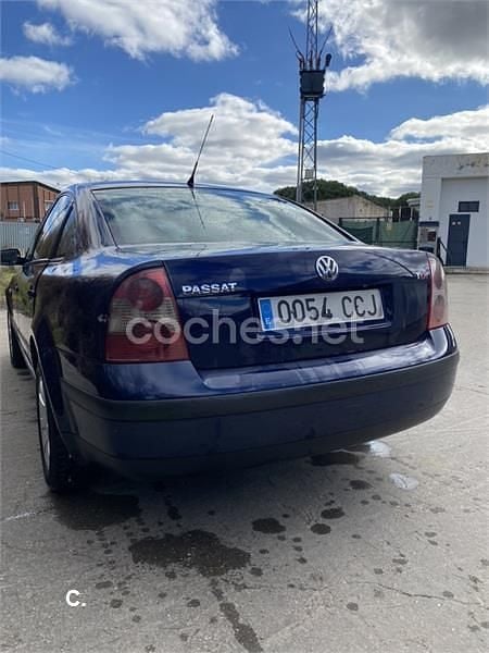 Azul Usado 2002 VW Passat Edition Berlina | 2690 € (Precio justo) - Imagen 1/4