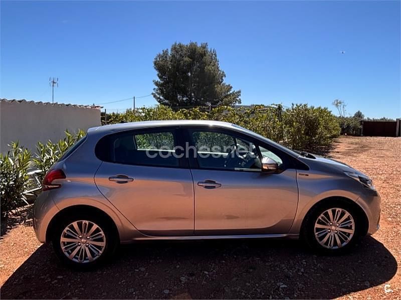 Usado Peugeot 208 Signature Sky 82 CV (60 kW) 2019 Gris / plata Utilitario