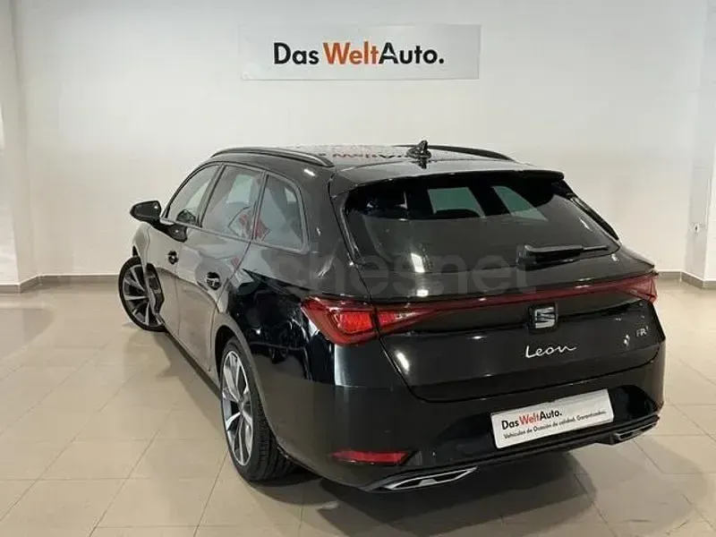 Usado Seat Leon FR 150 CV (110 kW) 2021 Negro Familiar