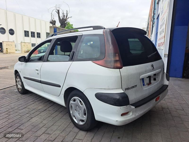 Usado Peugeot 206 70 CV (51 kW) 2005 Blanco Familiar