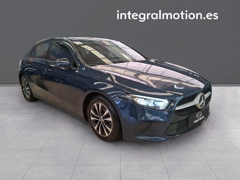 Usado Mercedes A180 115 CV (84 kW) 2021 Azul Berlina