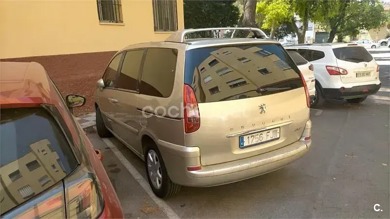 Usado Peugeot 807 109 CV (80 kW) 2006 Beige Monovolumen