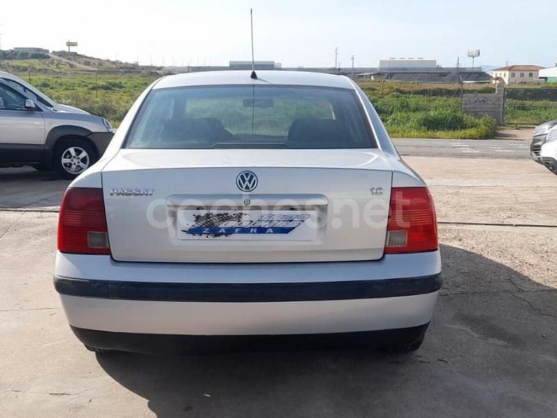 Usado VW Passat Highline 125 CV (91 kW) 1999 Gris / plata Berlina