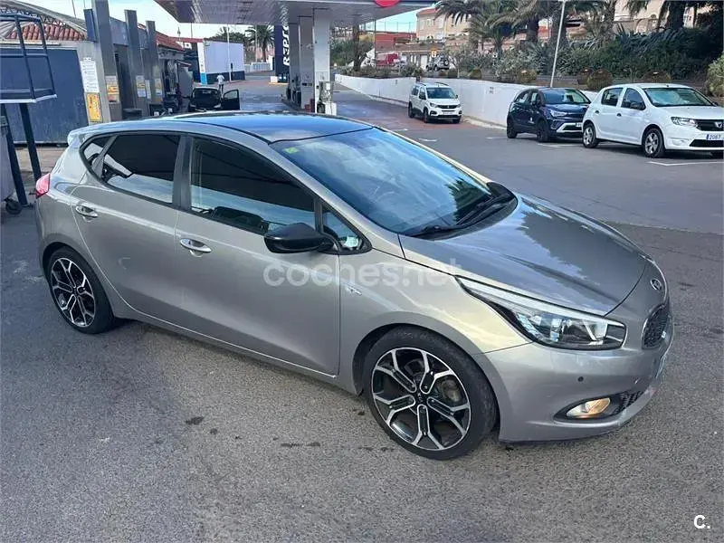 Usado Kia Ceed GT 128 CV (94 kW) 2015 Beige Berlina