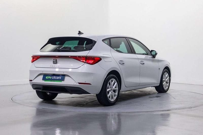 Usado Seat Leon Style 110 CV (80 kW) 2021 Blanco Utilitario