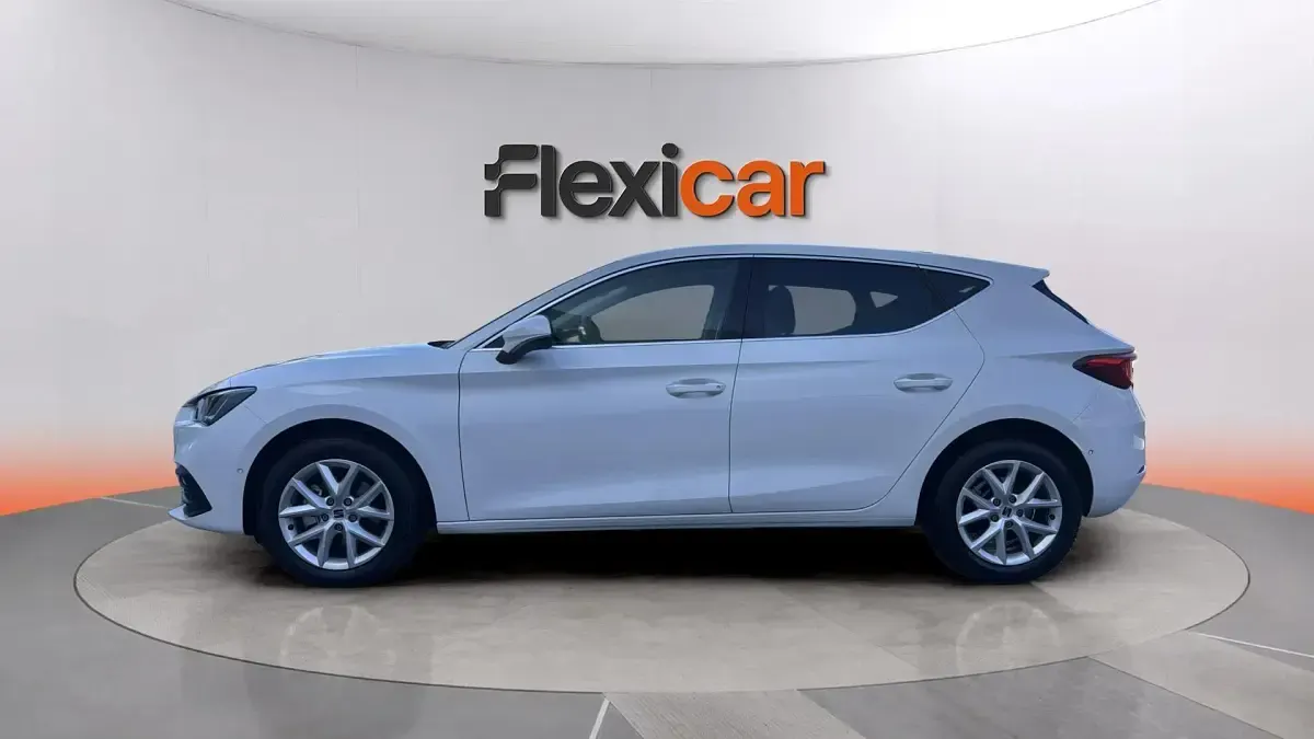 Usado Seat Leon Style 116 CV (85 kW) 2025 Blanco Familiar