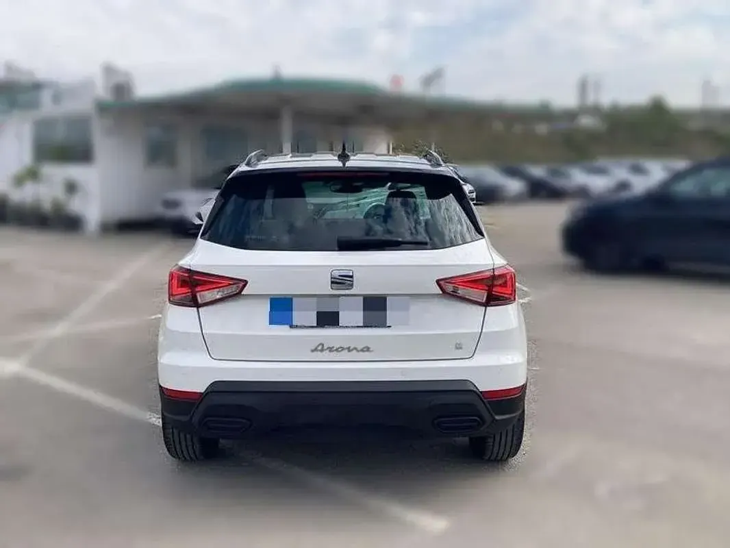 Usado Seat Arona Style Plus 110 CV (80 kW) 2021 Blanco SUV
