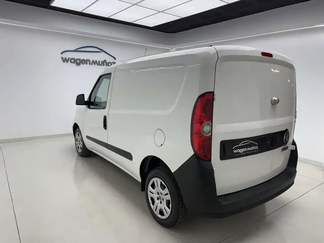 Usado Fiat Doblò 90 CV (66 kW) 2022 Blanco Monovolumen