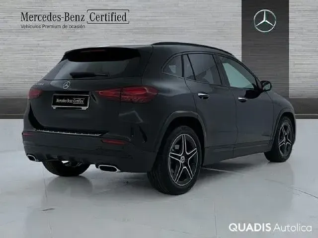 Usado Mercedes GLA200 150 CV (110 kW) 2025 Negro cosmos SUV