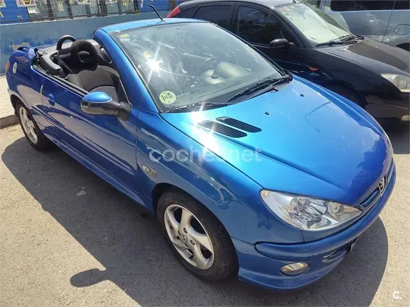 Usado Peugeot 206 CC 110 CV (80 kW) 2005 Azul Descapotable