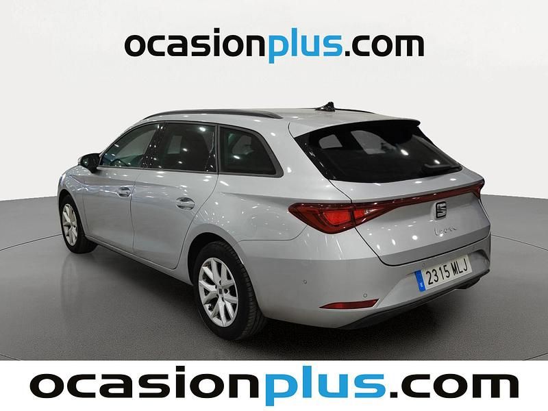 Usado Seat Leon Style 130 CV (95 kW) 2023 Gris Familiar