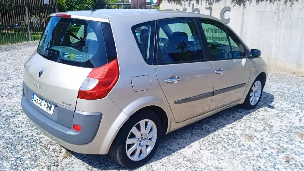 Usado Renault Scénic II Dynamique 111 CV (81 kW) 2007 Gris Monovolumen
