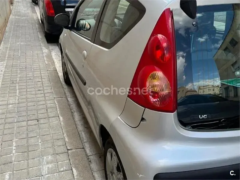 Usado Peugeot 107 Urban Move 54 CV (39 kW) 2007 Gris / plata Utilitario