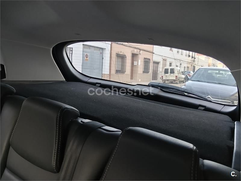 Usado Peugeot 2008 Allure 100 CV (73 kW) 2017 Gris / plata SUV