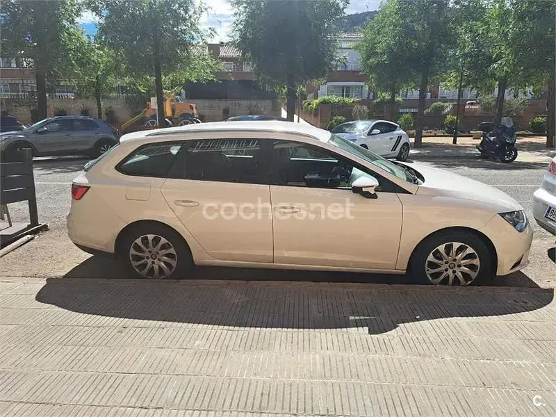 Usado Seat Leon Style 105 CV (77 kW) 2015 Blanco Familiar