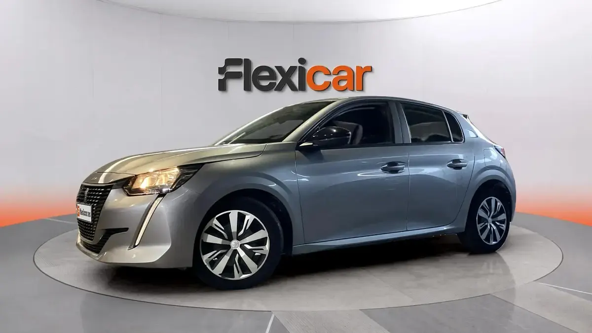 Usado Peugeot 208 Active 101 CV (74 kW) 2023 Gris Utilitario