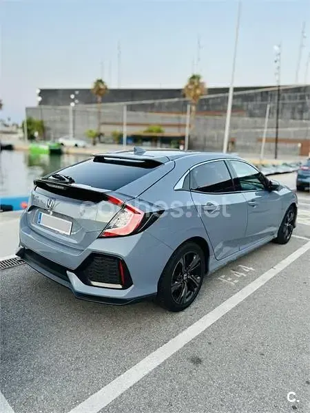 Usado Honda Civic Elegance 129 CV (94 kW) 2017 Gris / plata Berlina