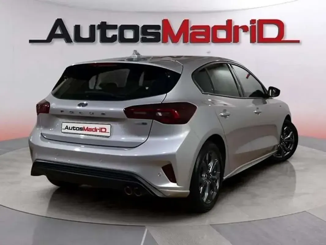 Usado Ford Focus ST-Line 125 CV (91 kW) 2023 Plateado Berlina