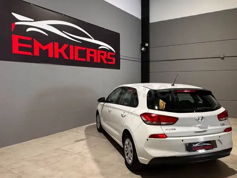 Usado Hyundai i30 95 CV (69 kW) 2017 Blanco Berlina