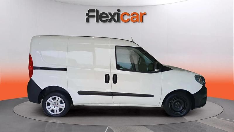 Usado Fiat Doblò Easy 95 CV (69 kW) 2022 Blanco Monovolumen