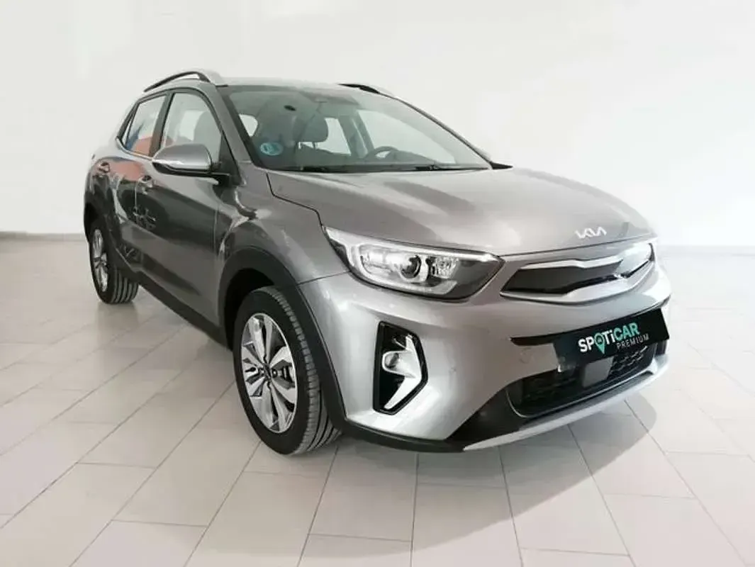 Usado Kia Stonic 101 CV (74 kW) 2024 Gris SUV