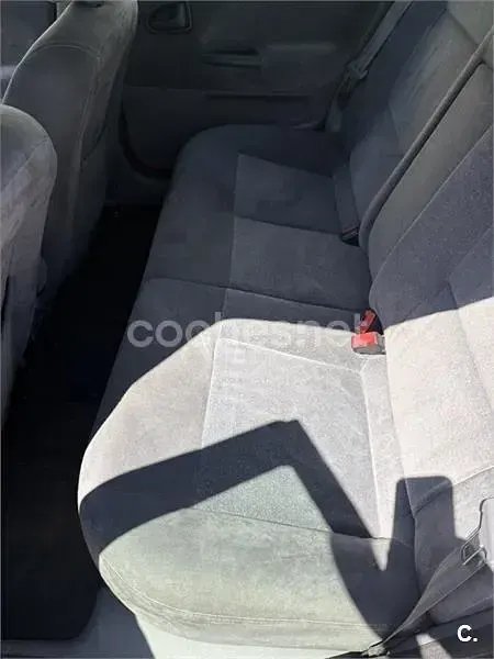 Usado Renault Mégane Authentique 80 CV (58 kW) 2001 Granate Berlina
