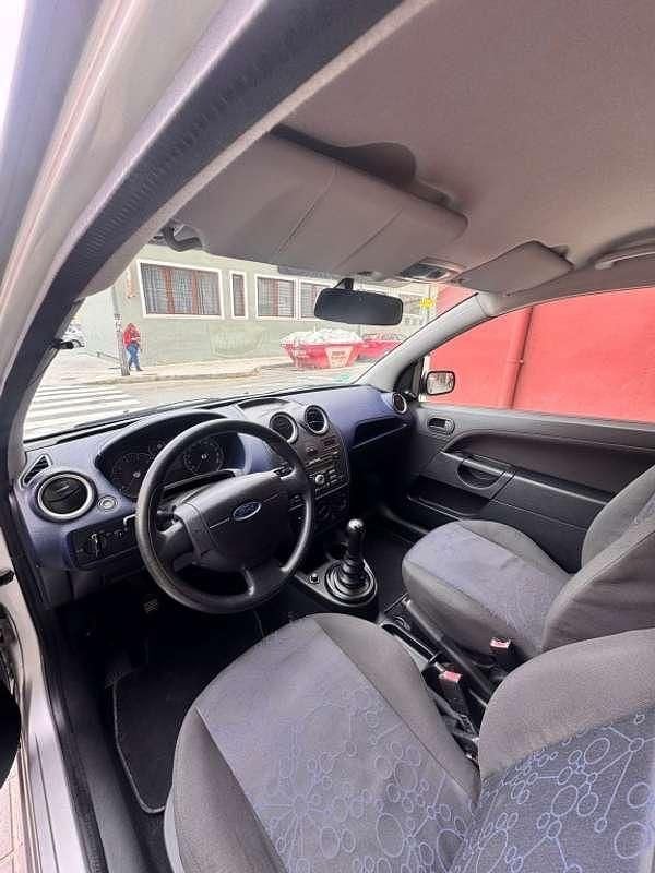 Usado Ford Fiesta Ambiente 69 CV (50 kW) 2006 Gris Utilitario