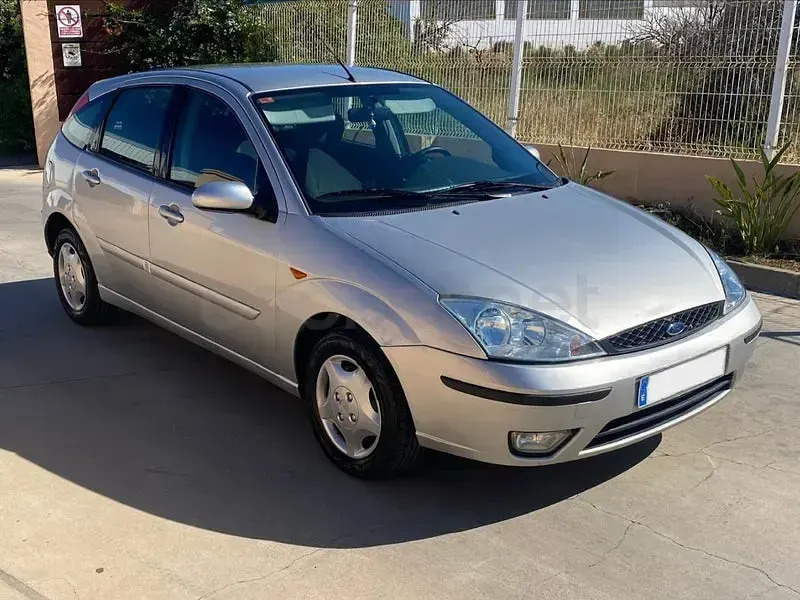 Usado Ford Focus Ghia 100 CV (73 kW) 2003 Gris / plata Berlina