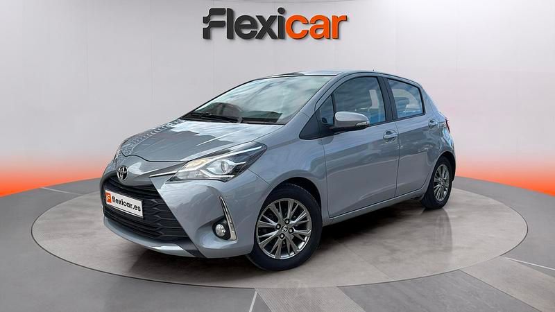 Usado Toyota Yaris Active 69 CV (50 kW) 2019 Gris Utilitario