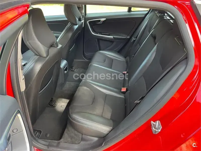 Usado Volvo V60 Summum 120 CV (88 kW) 2016 Rojo Familiar